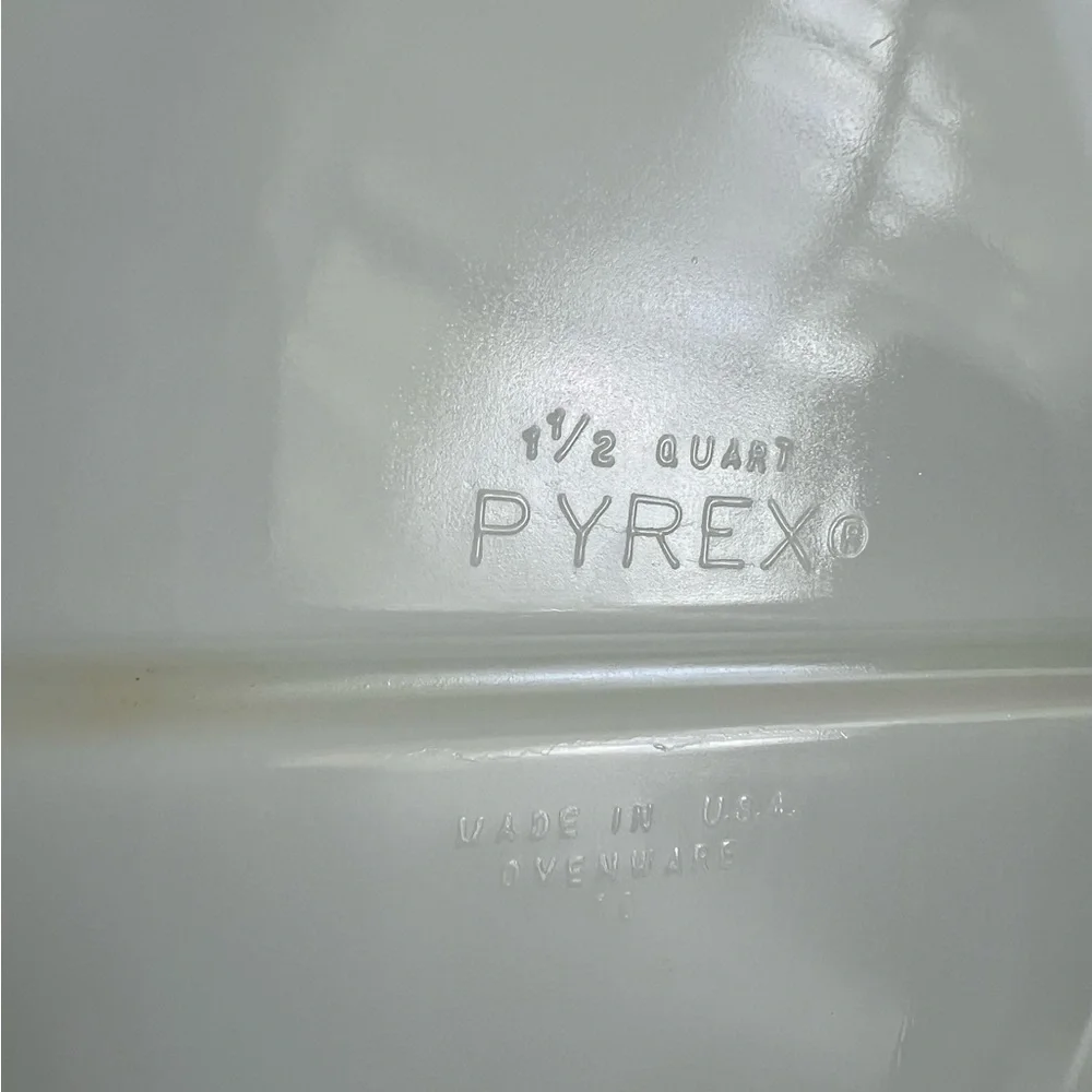 Pyrex Glass Divided Baking Dish with Lid, vintage, 1.5 quart, EUC